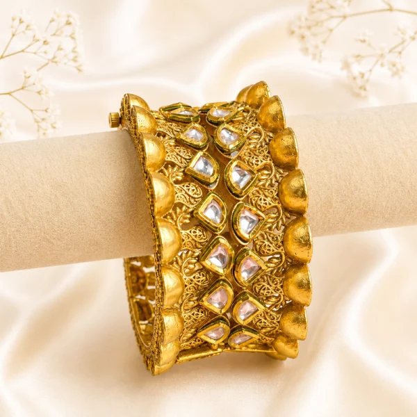 Rajwadi Pacheli Kundan Bangle